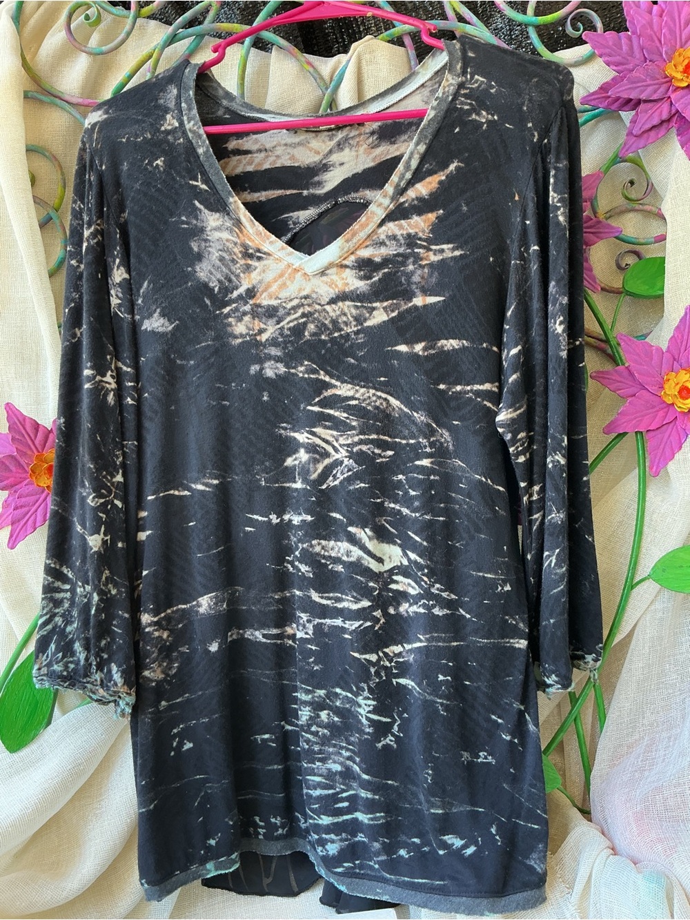 Mezon BlackTie-Dye VNeck Long Sleeve with Cream Accents
Backsideis black sheer